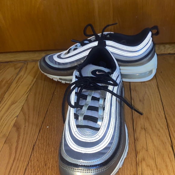 Air Max - Picture 2 of 2